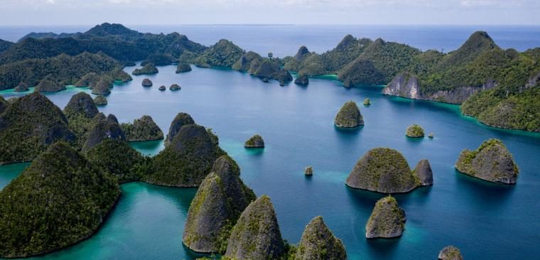 Raja Ampat Reef Destroyer Ship